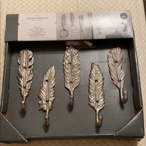 Wall decor feather hooks